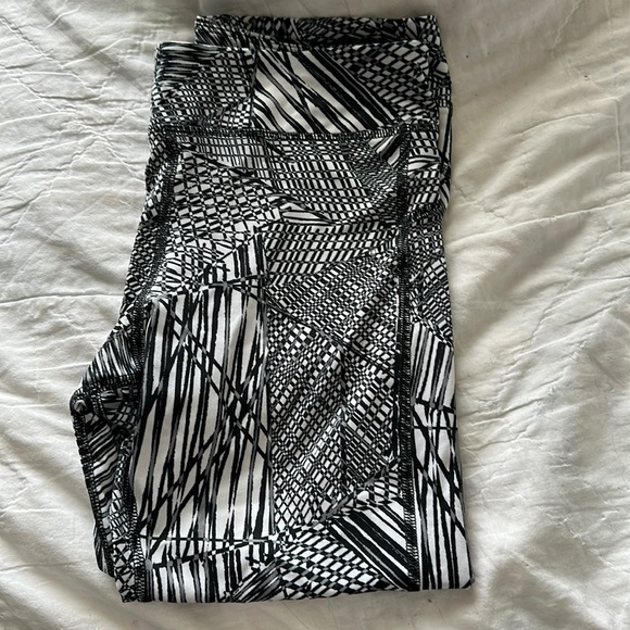 Under Armour Capris - Picture 1 of 4